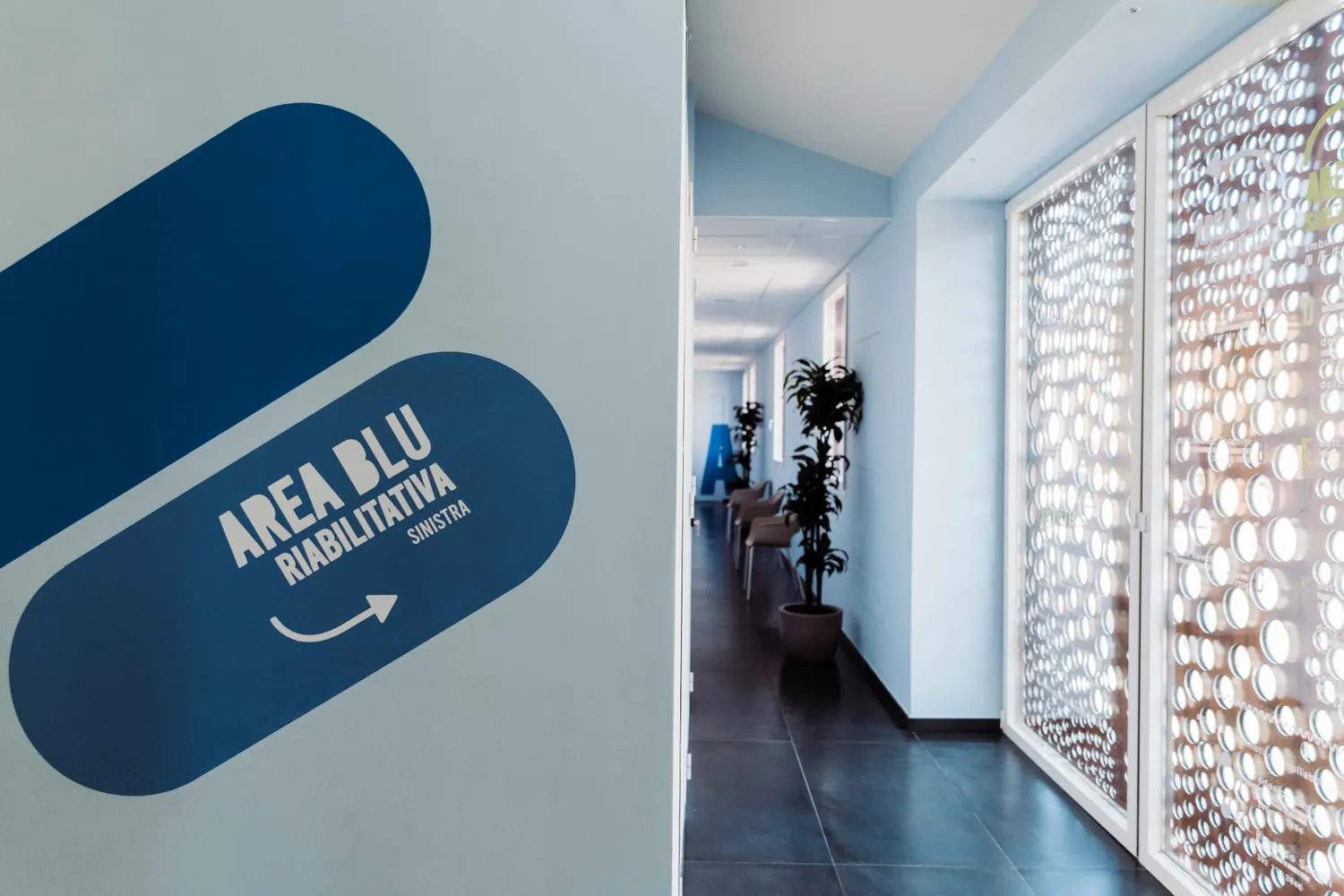 L’insegna dell’Area Blu all’inizio del corridoio