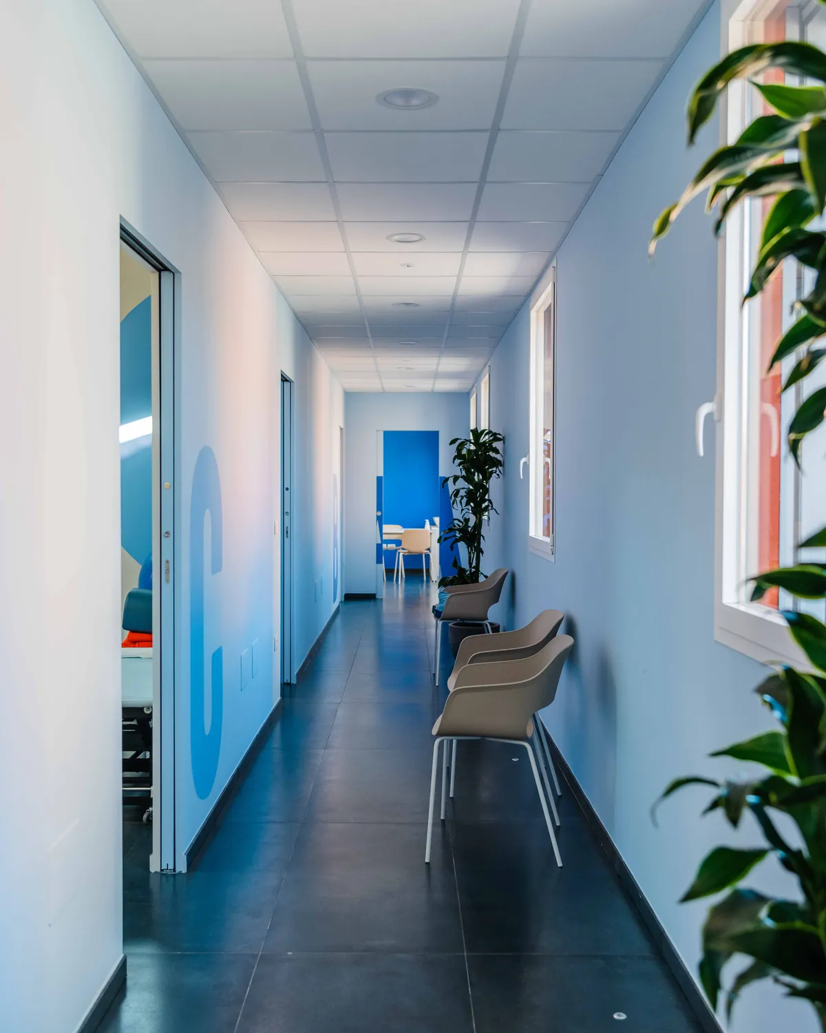 Il corridoio del centro, con le porte degli ambulatori e la luce dalle finestre