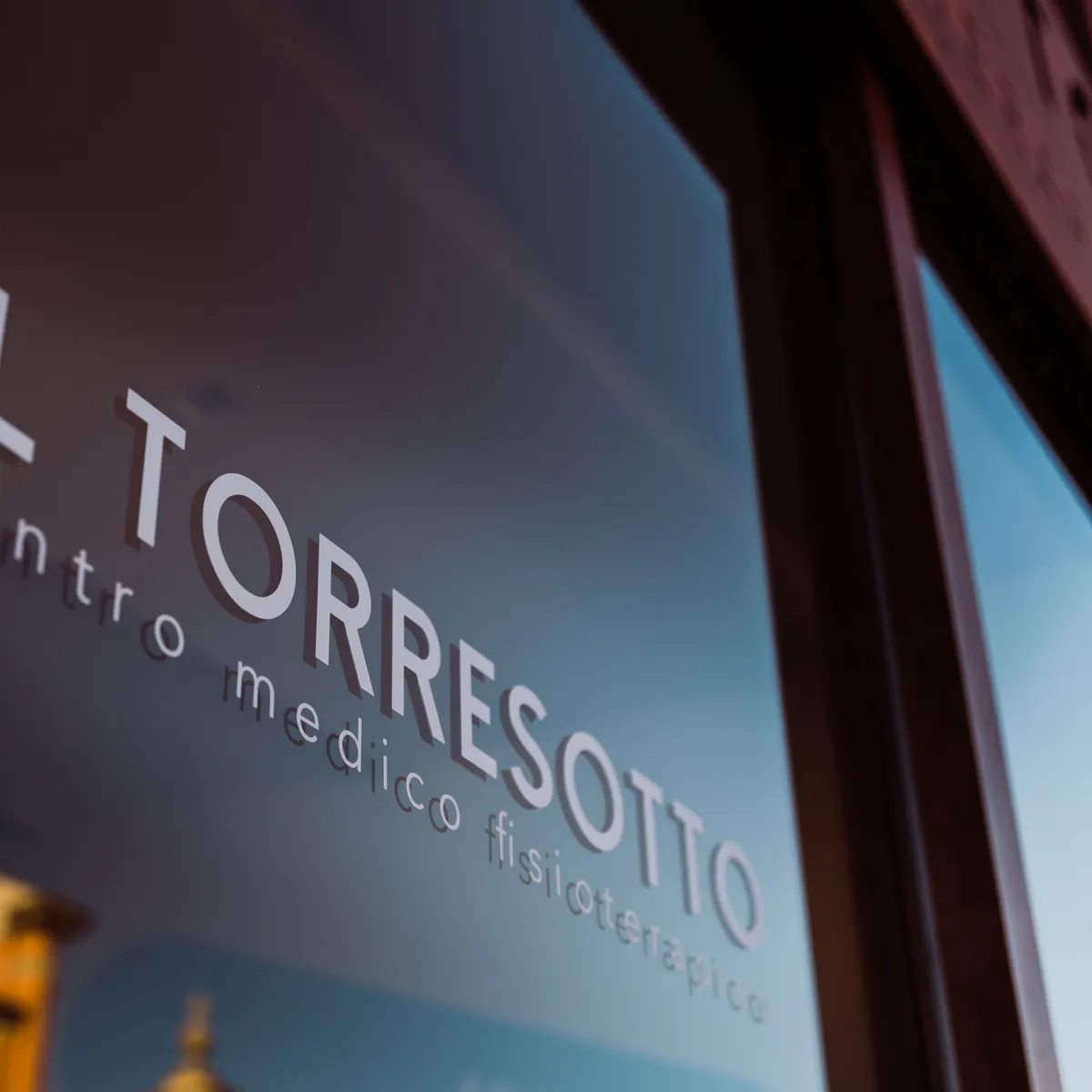 L’insegna Il Torresotto sulla porta d’ingresso