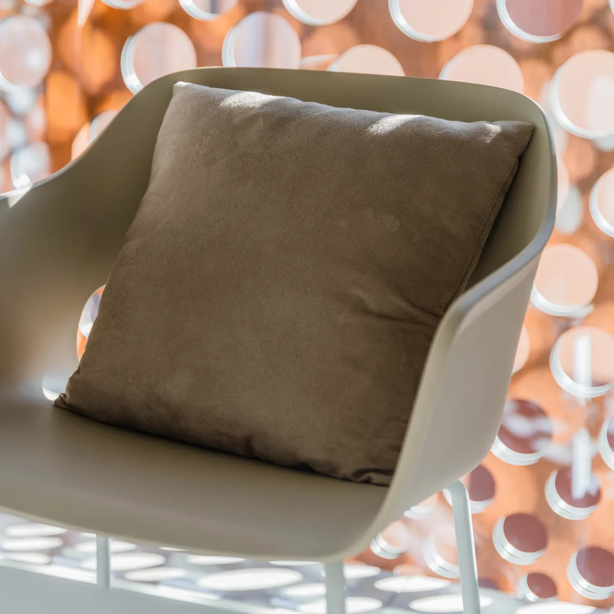 Una poltroncina della sala d’attesa, in controluce
